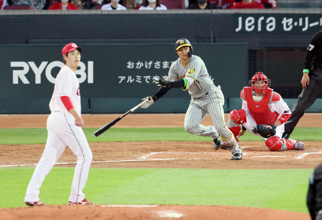 広島対阪神　2回表阪神無死一、三塁、森下は中犠飛を打ち上げる。投手は九里（撮影・加藤哉）