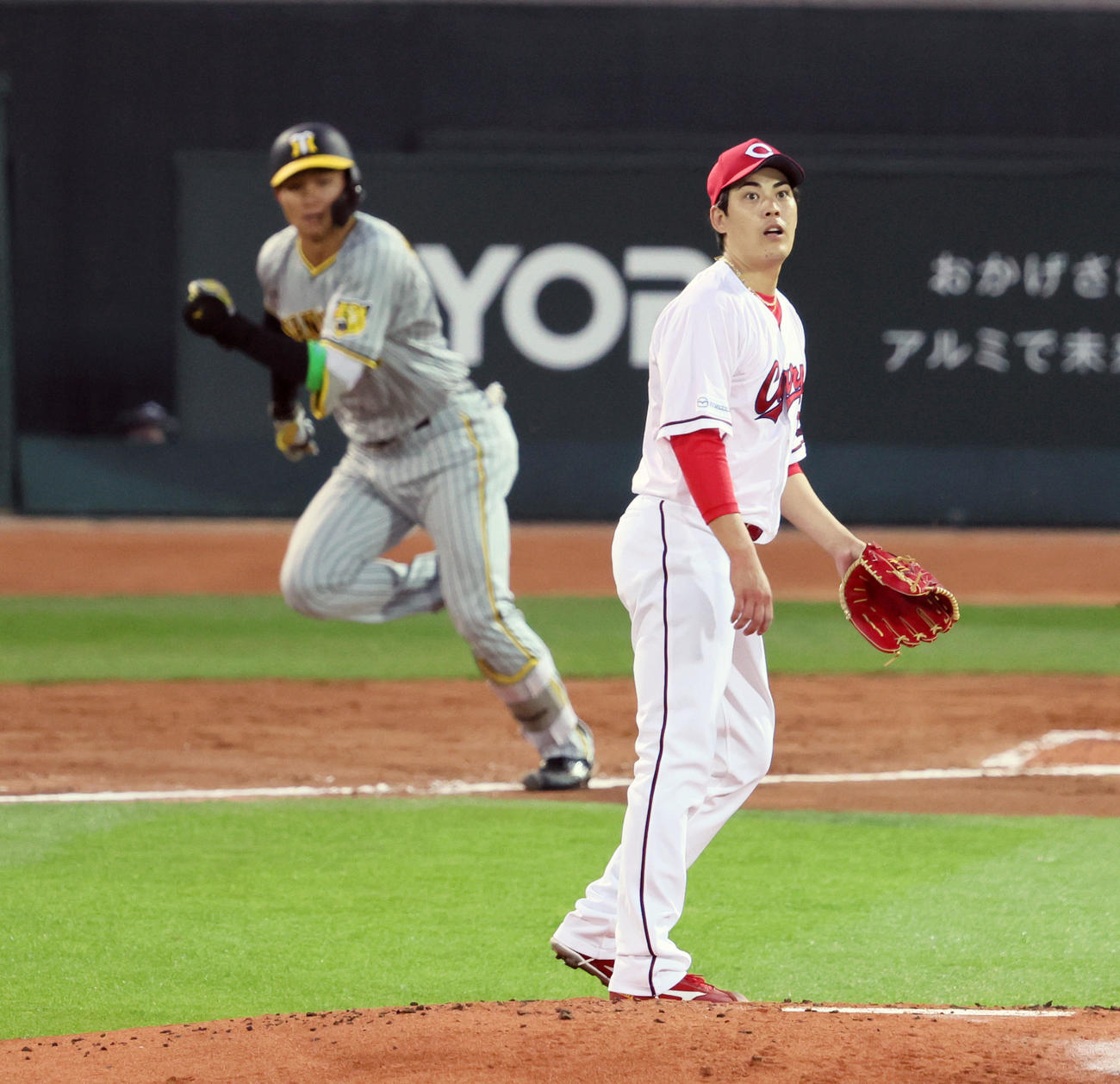 広島対阪神　2回表阪神無死一、三塁、九里は森下に中犠飛を打たれ失点（撮影・加藤哉）