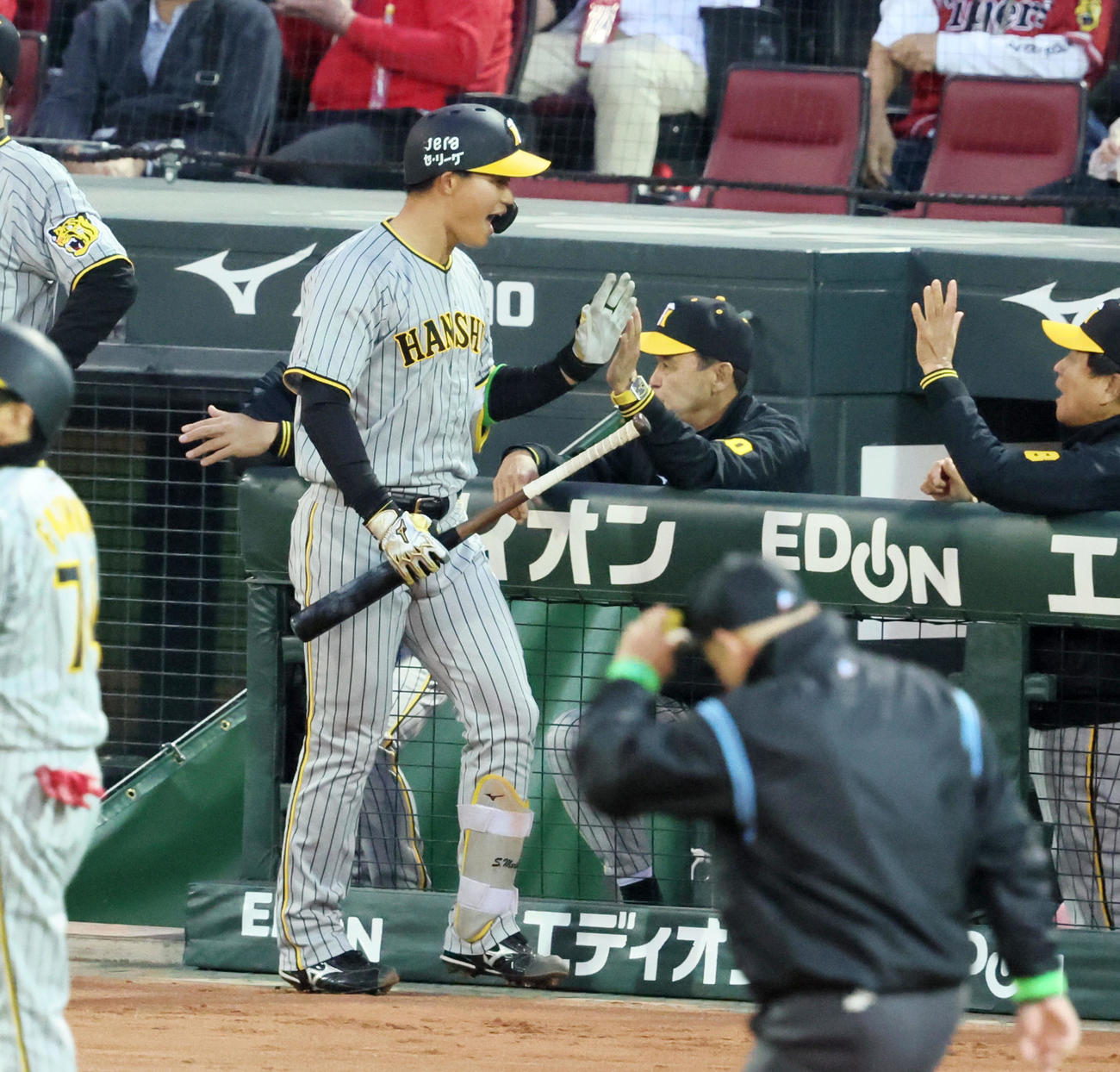 広島対阪神　2回表阪神無死一、三塁、森下は中犠飛を打ち上げベンチの岡田監督（右）とタッチする（撮影・加藤哉）