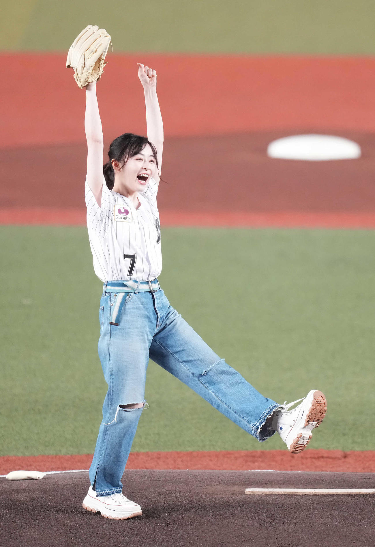 ロッテ対日本ハム　始球式での投球後、笑顔でジャンプする森七菜（撮影・鈴木みどり）