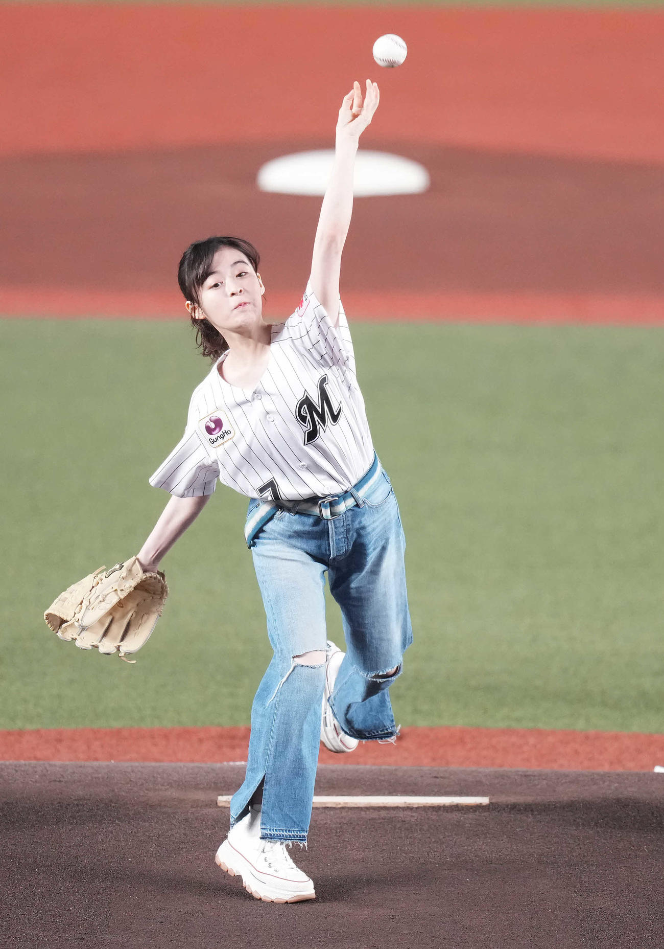 ロッテ対日本ハム　始球式で投球する森七菜（撮影・鈴木みどり）