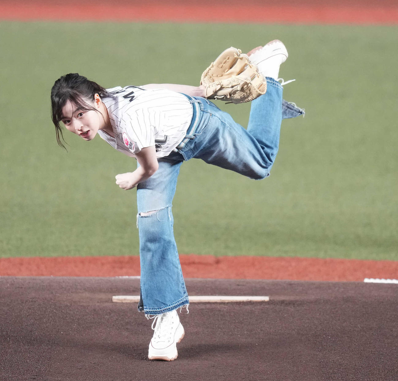 ロッテ対日本ハム　始球式で投球する森七菜（撮影・鈴木みどり）