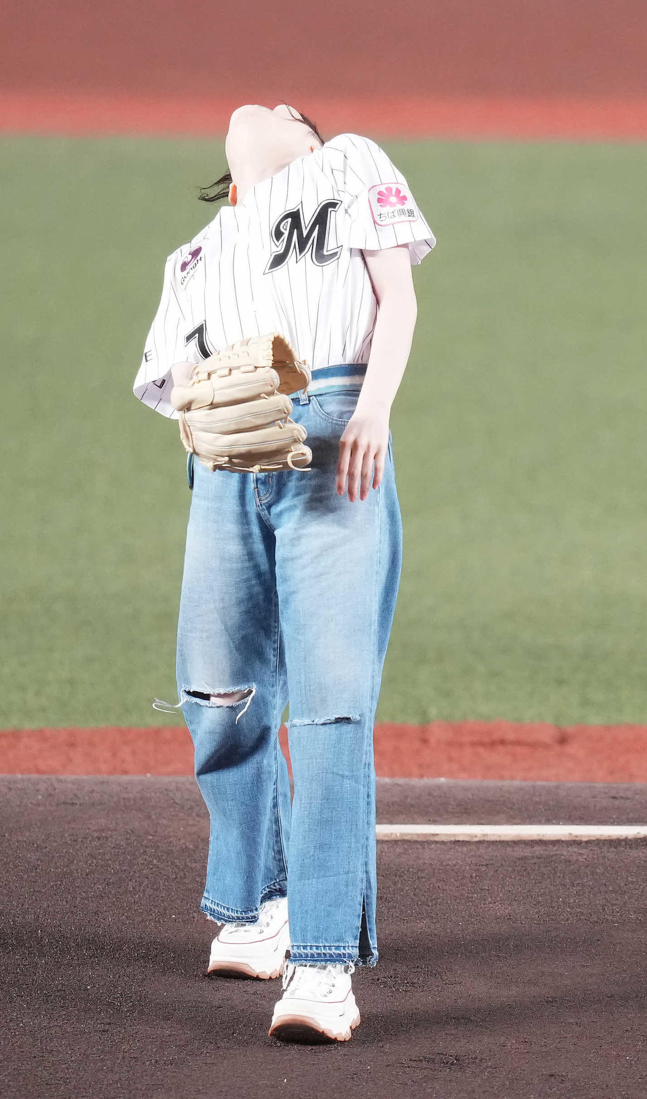 ロッテ対日本ハム　始球式で投球し、のけぞる森七菜（撮影・鈴木みどり）