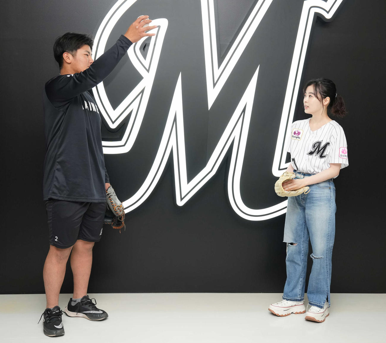 ロッテ対日本ハム　始球式に臨む森七菜（右）はロッテ松川から投球のコツを教わる（撮影・鈴木みどり）