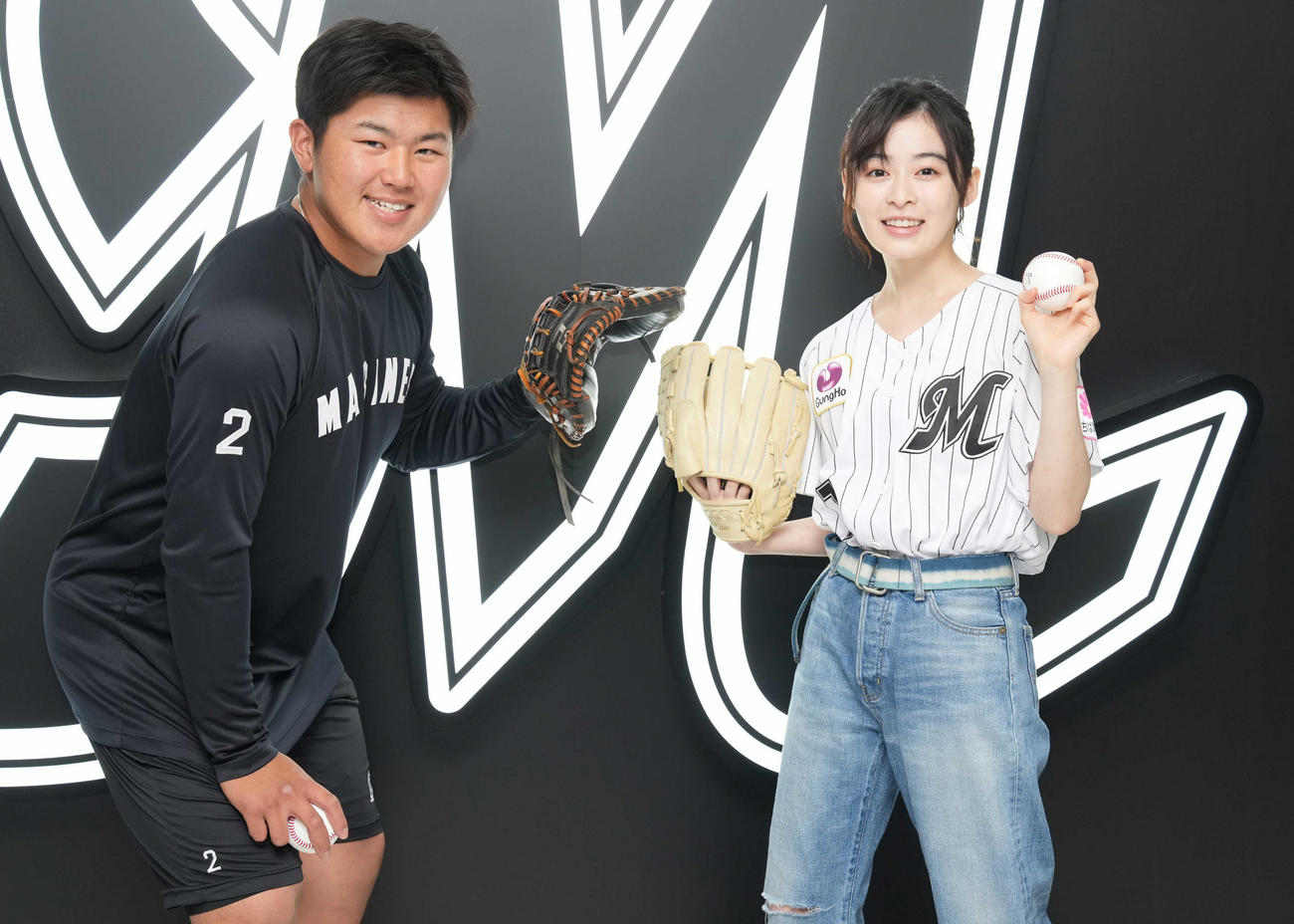 ロッテ対日本ハム　始球式に臨む森七菜（右）はロッテ松川と記念撮影（撮影・鈴木みどり）