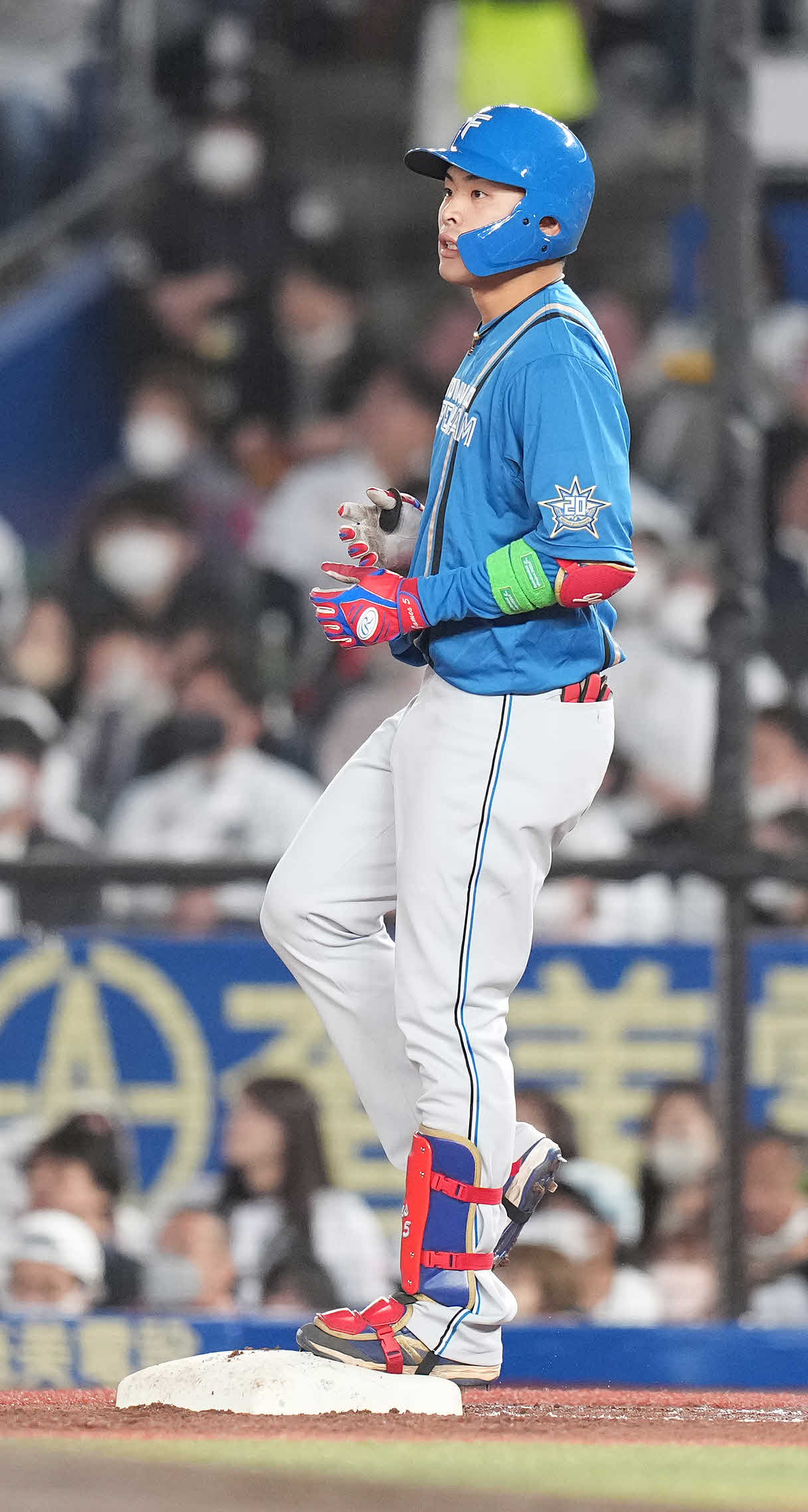 ロッテ対日本ハム　1回表日本ハム1死一、二塁、先制の左越え3点本塁打を放った野村は一塁で1度止まる（撮影・鈴木みどり）