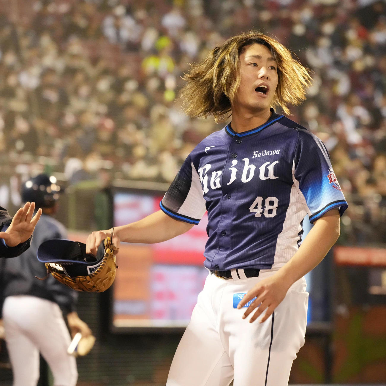 楽天対西武　7回無失点と好投した西武先発の今井は髪を振り乱しながらベンチヘ引き揚げる（撮影・小沢裕）