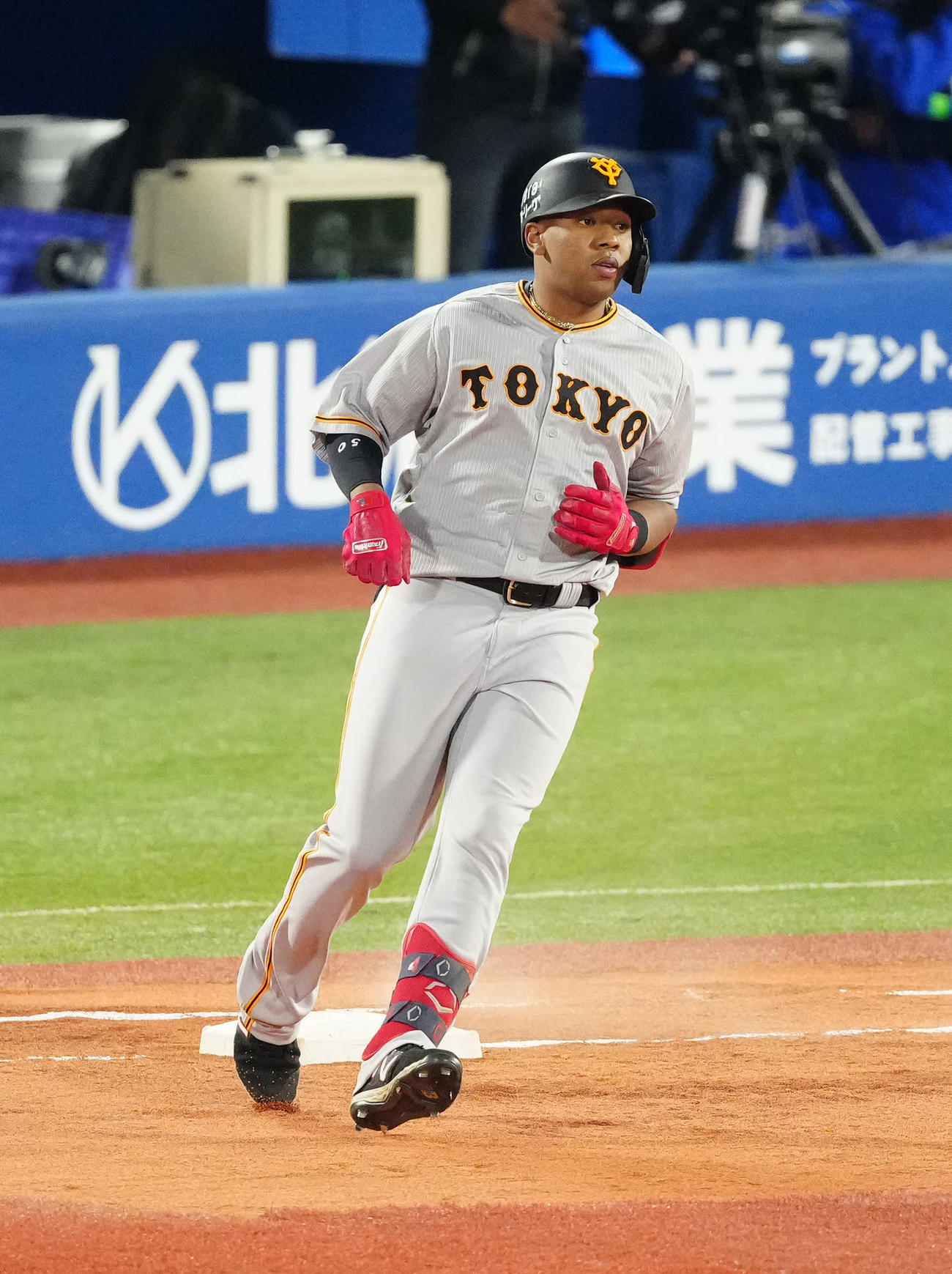 DeNA対巨人　3回表巨人2死、左前打を放ったオコエ（撮影・江口和貴）