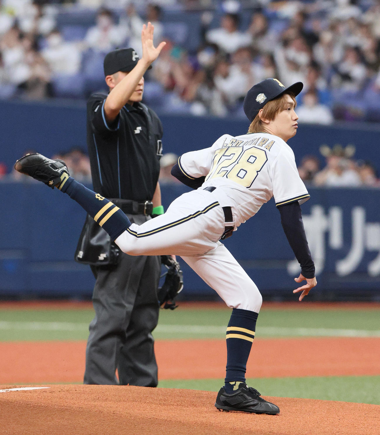 オリックス対ソフトバンク　始球式で投球するなにわ男子の藤原丈一郎（撮影・上山淳一）