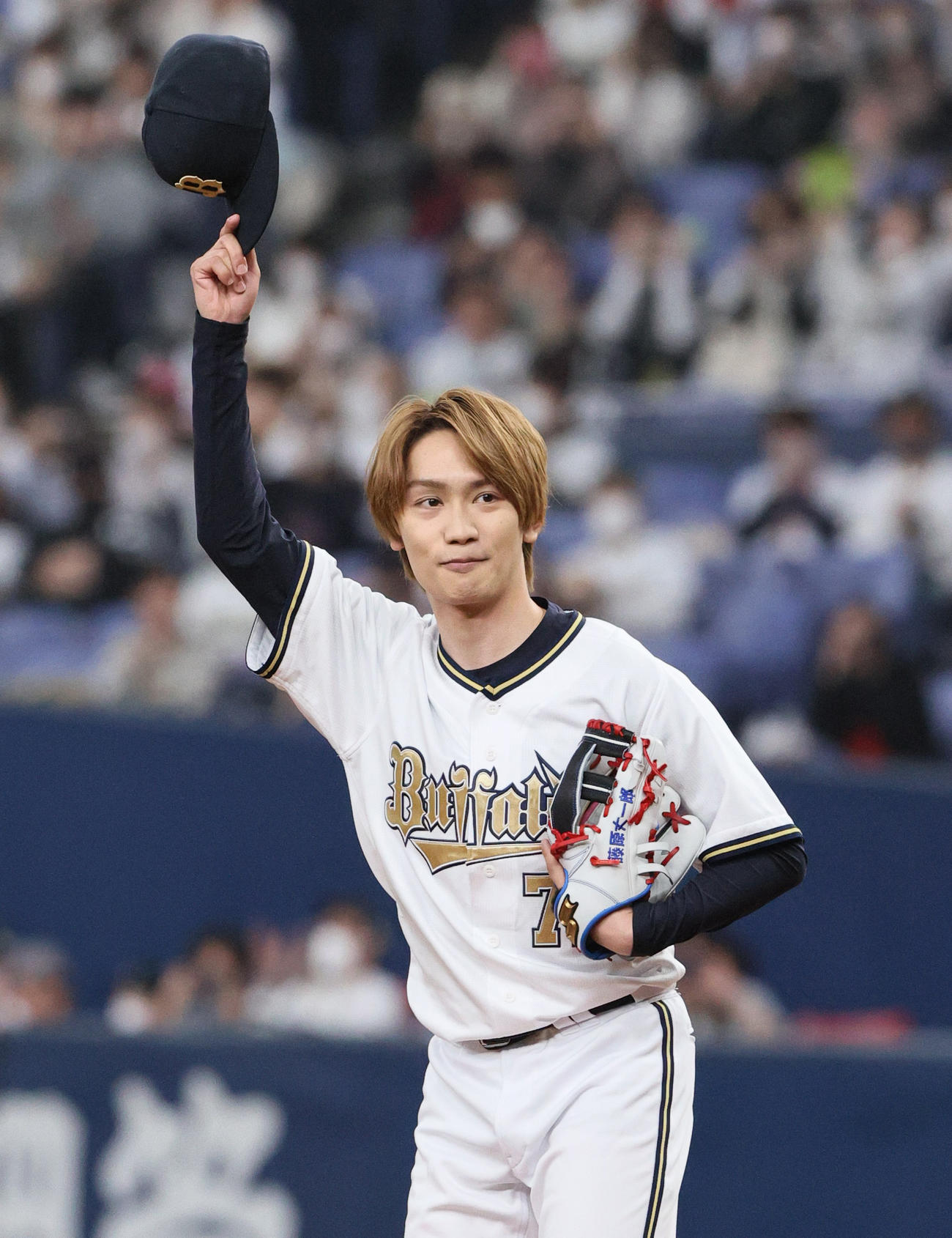 オリックス対ソフトバンク　始球式を終え、あいさつする、なにわ男子の藤原丈一郎（撮影・上山淳一）