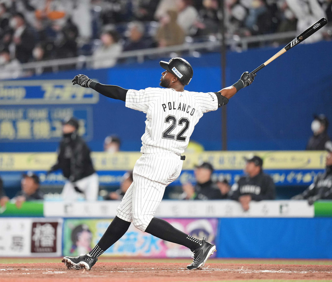 ロッテ対日本ハム　2回裏ロッテ無死二塁、右越え2点本塁打を放つポランコ（撮影・鈴木みどり）