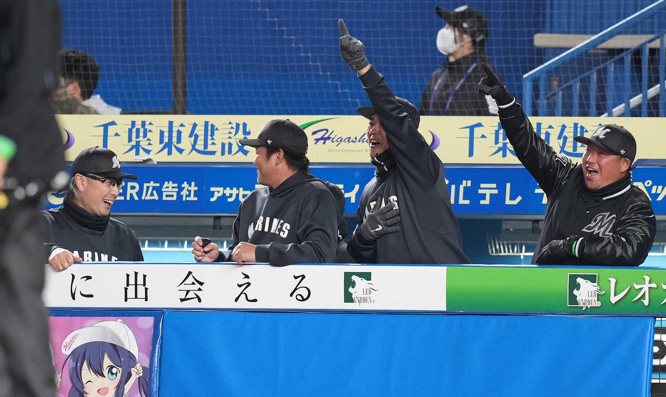 ロッテ対日本ハム　2回裏ロッテ無死二塁、ポランコの右越え2点本塁打に笑顔の吉井監督（左）（撮影・鈴木みどり）
