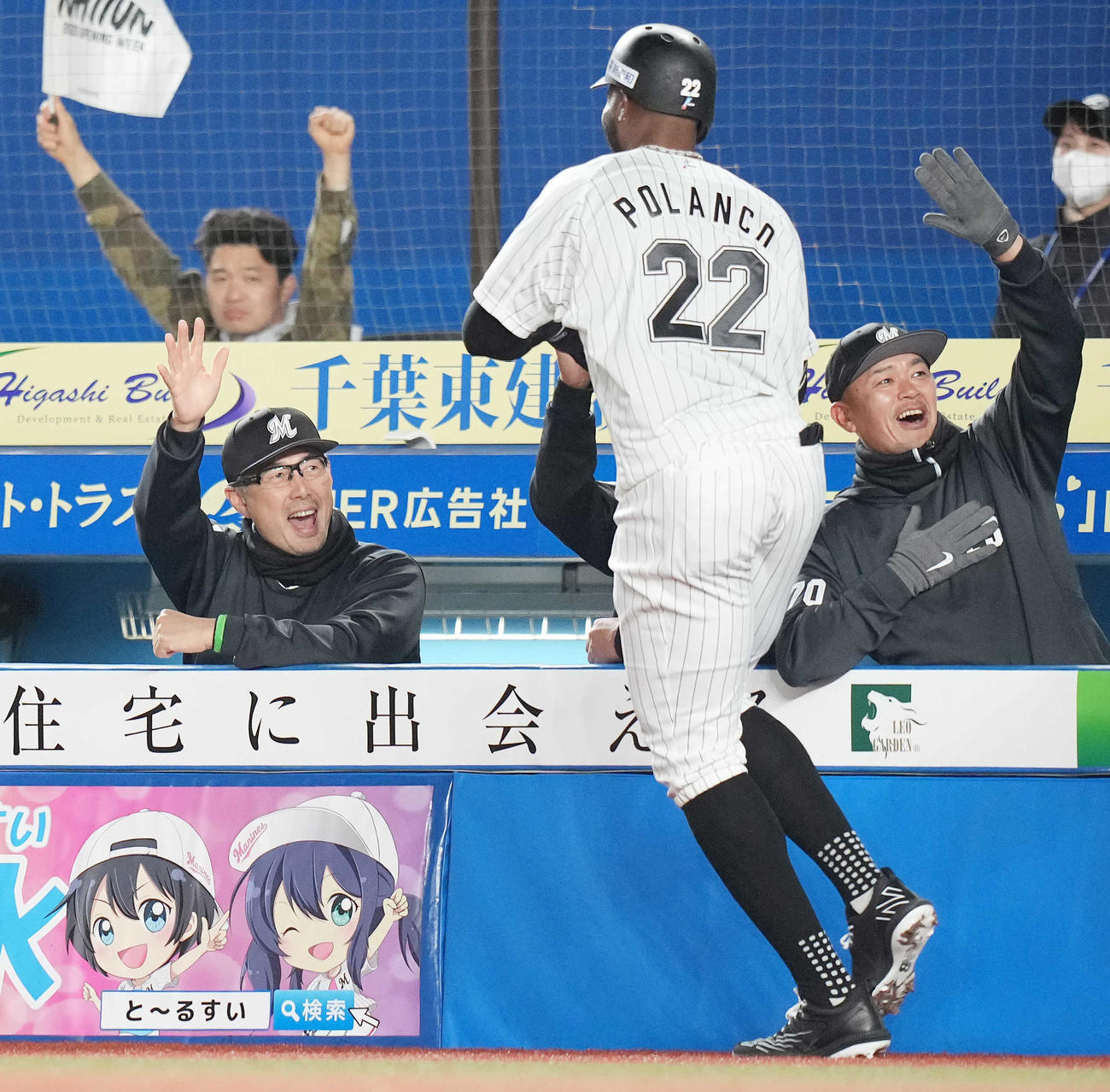 ロッテ対日本ハム　2回裏ロッテ無死二塁、右越え2点本塁打を放ったポランコ（中央）を笑顔で迎える吉井監督（左）（撮影・鈴木みどり）