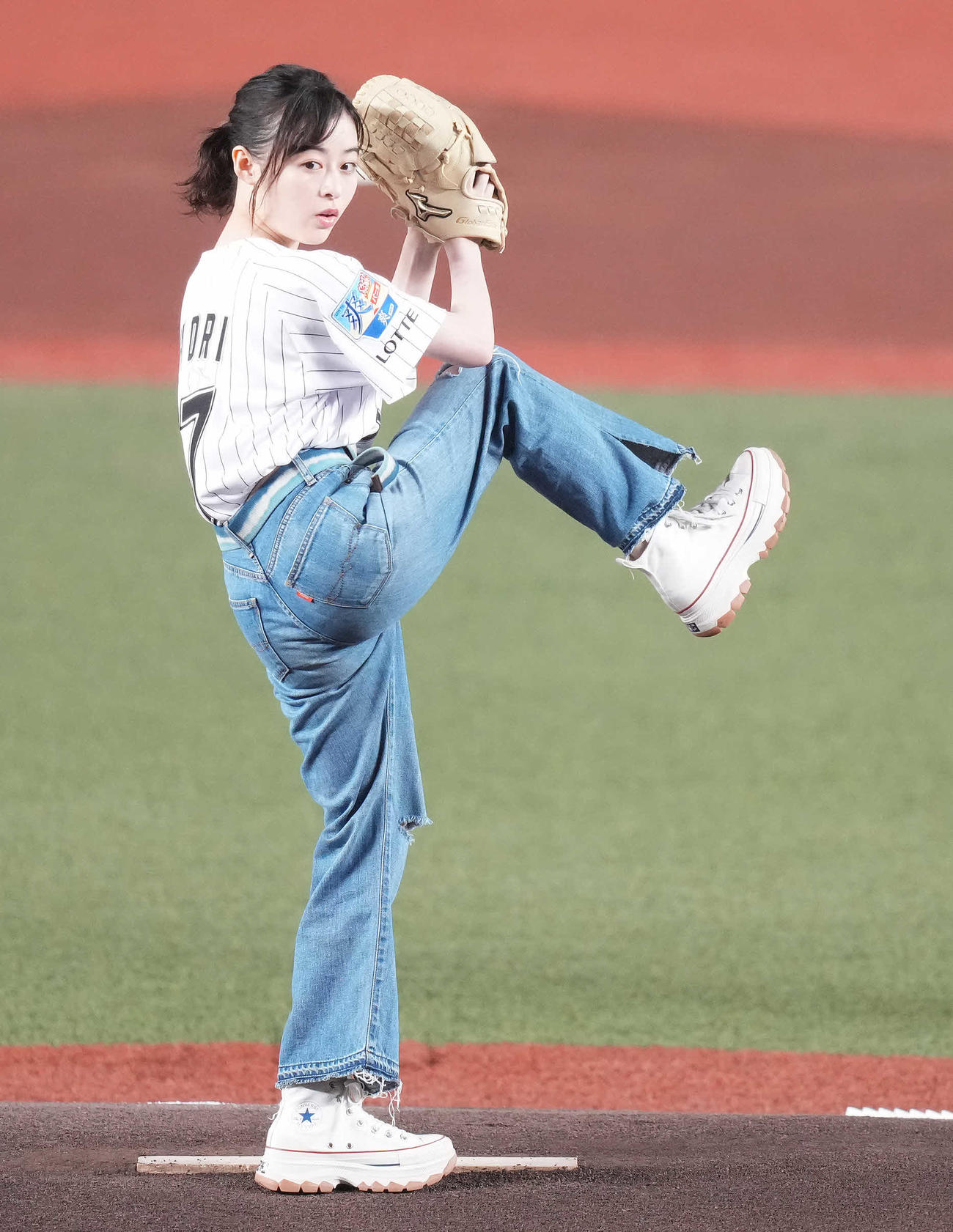 ロッテ対日本ハム　始球式で投球する森七菜（撮影・鈴木みどり）