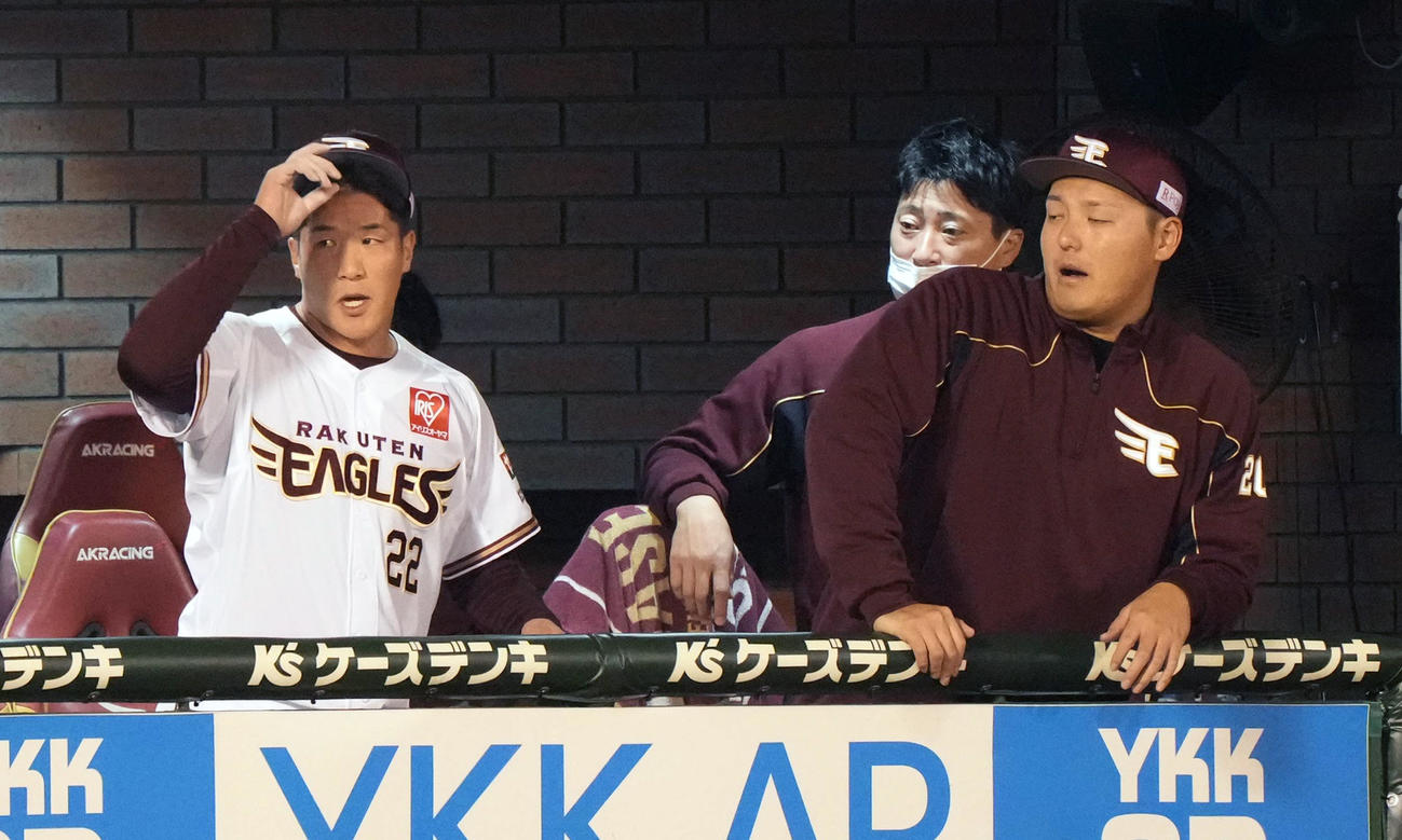 楽天対西武　9回表西武無死満塁、この回頭から楽天4番手で登板した小孫（左）は1死も取れずに降板となる（撮影・小沢裕）