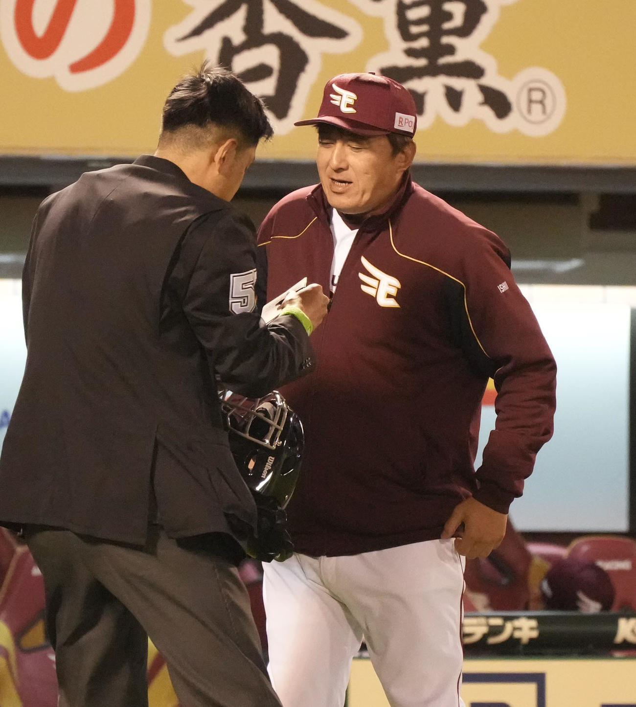 楽天対西武　8回表西武無死満塁、投手交代を告げる楽天石井監督（撮影・小沢裕）