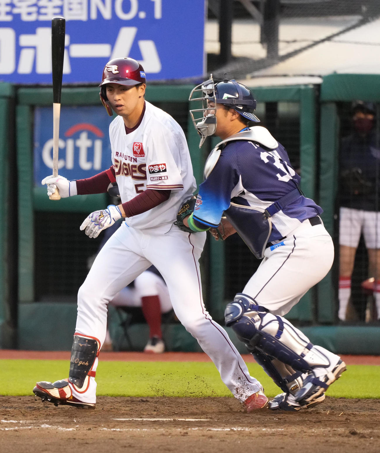 楽天対西武　5回裏楽天2死一、二塁、小郷は空振り三振に倒れる。捕手柘植（撮影・小沢裕）