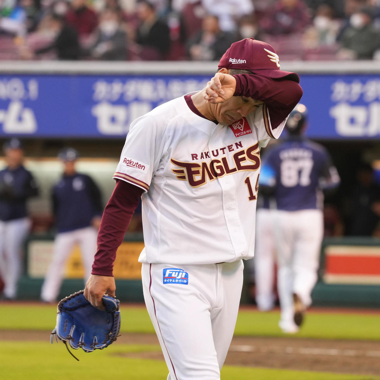 楽天対西武　5回西武打線に先制を許しベンチヘ引き揚げる楽天先発の則本（撮影・小沢裕）