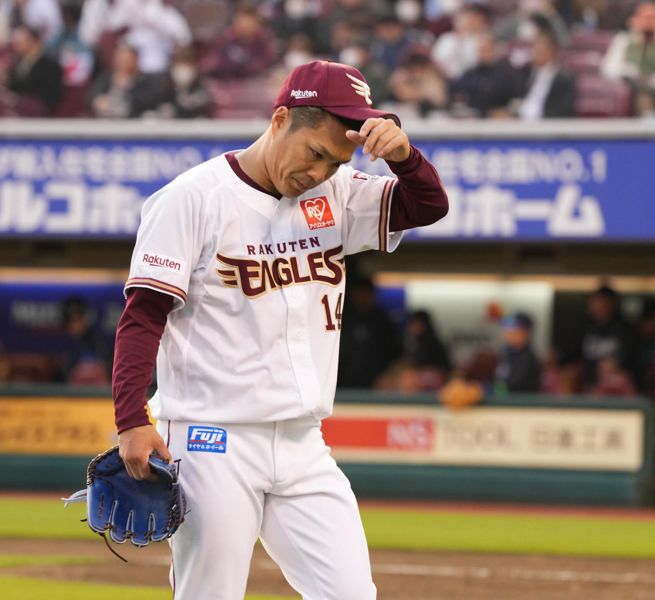 楽天対西武　5回西武打線に先制を許しベンチヘ引き揚げる楽天先発の則本（撮影・小沢裕）