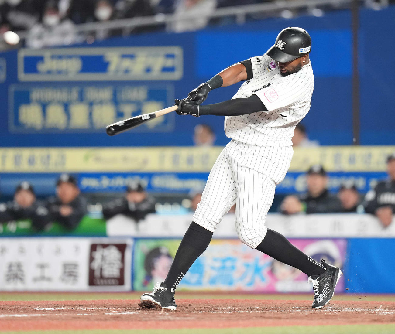 ロッテ対日本ハム　2回裏ロッテ無死二塁、右越え2点本塁打を放つポランコ（撮影・鈴木みどり）