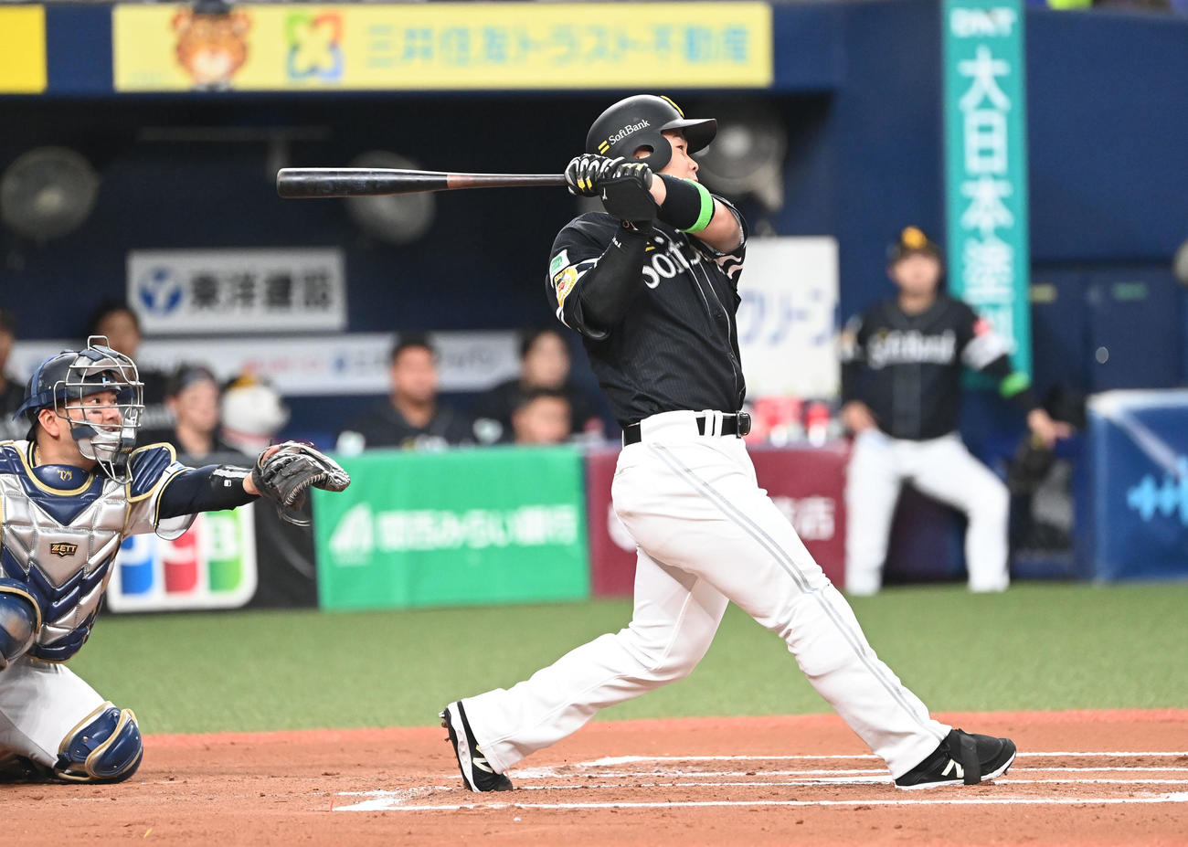 オリックス対ソフトバンク　6回表ソフトバンク1死二塁、右中間に2点本塁打を放つ近藤（撮影・和賀正仁）