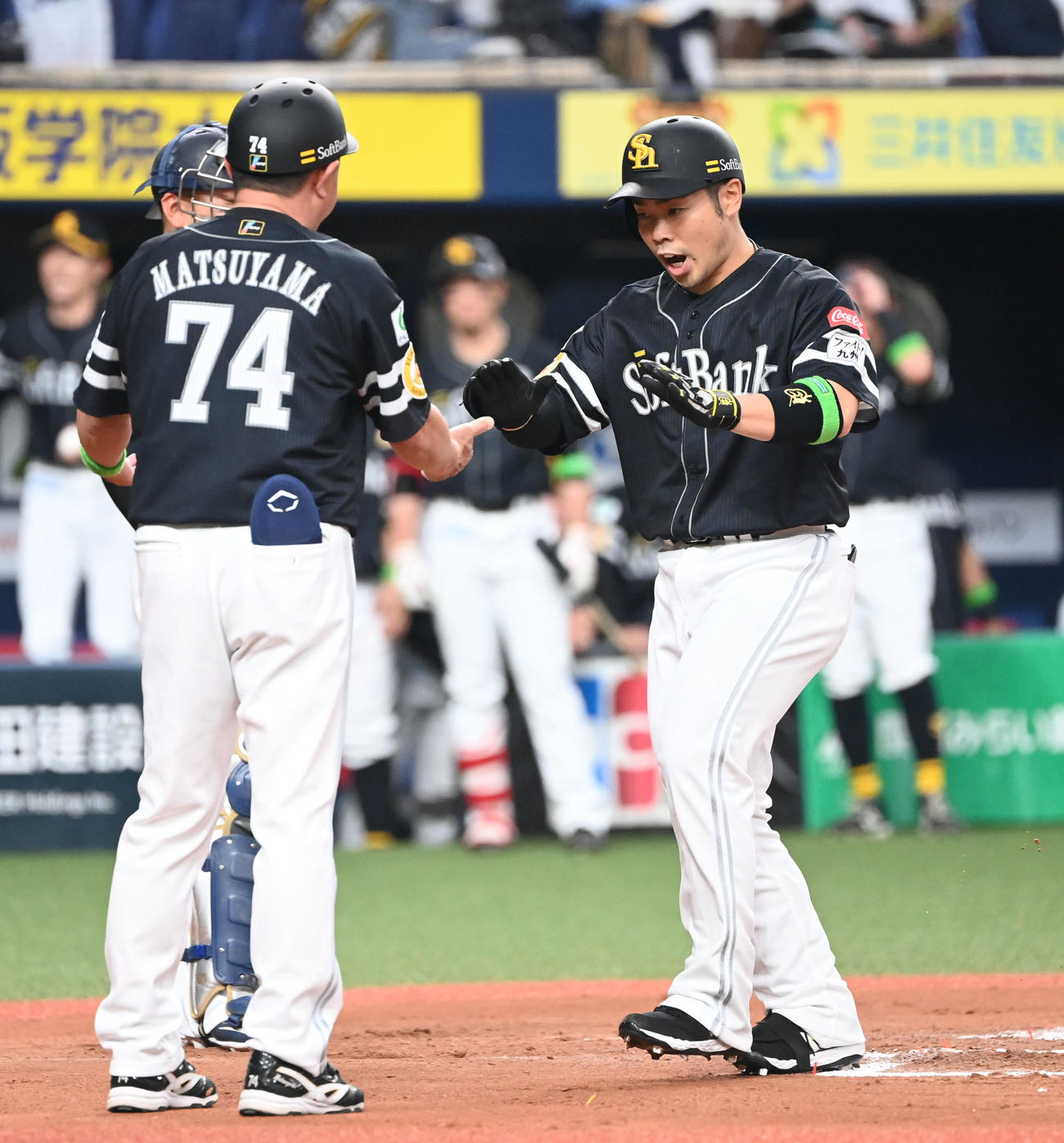 オリックス対ソフトバンク　6回表ソフトバンク1死二塁、右中間に2点本塁打を放ち生還する近藤（撮影・和賀正仁）