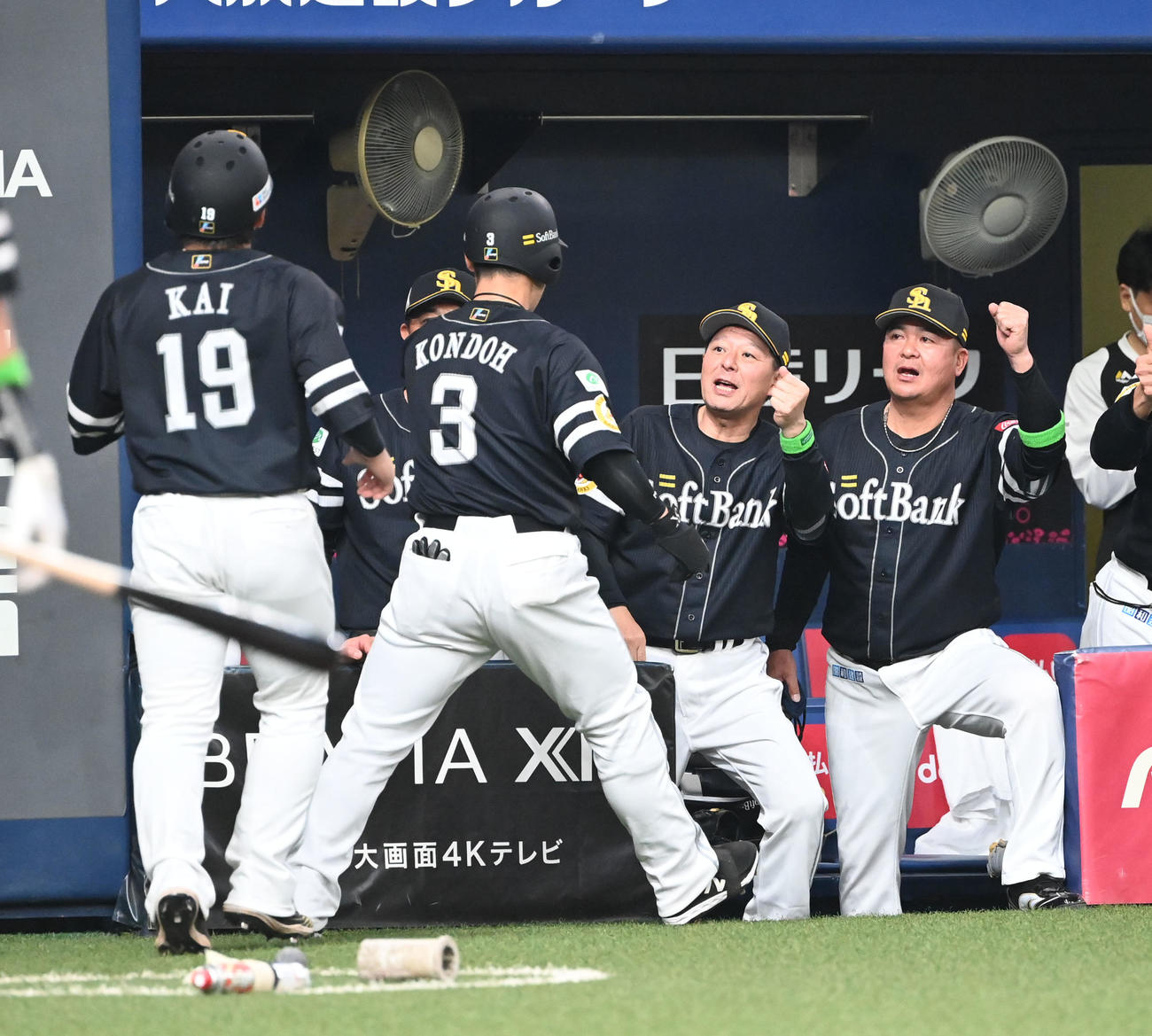 オリックス対ソフトバンク　6回表ソフトバンク1死二塁、右中間に2点本塁打を放った近藤は監督代行の森ヘッドコーチとグータッチ（撮影・和賀正仁）
