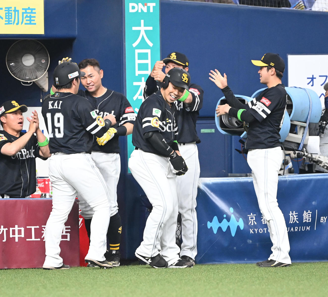 オリックス対ソフトバンク　6回表ソフトバンク1死二塁、右中間に2点本塁打を放った近藤は石川らとグータッチ（撮影・和賀正仁）