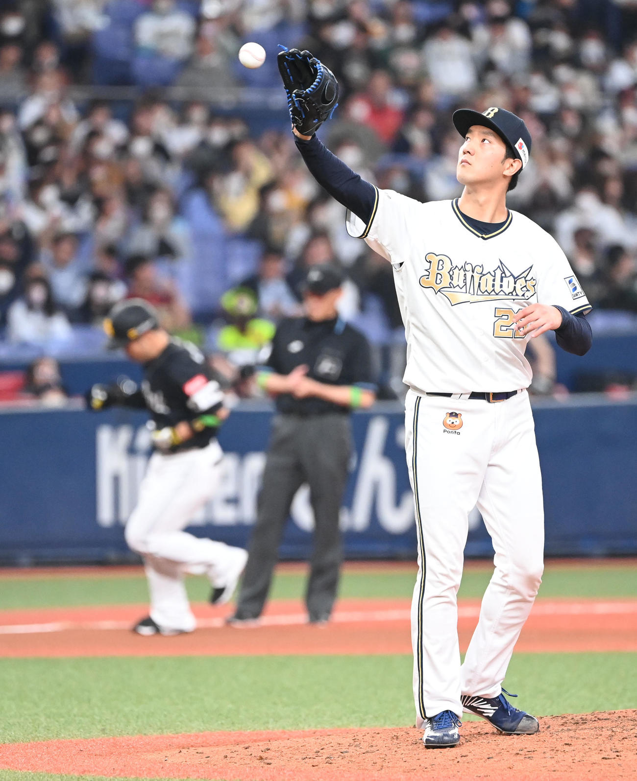 オリックス対ソフトバンク　6回表ソフトバンク1死二塁、近藤に2点本塁打を浴びる田嶋（撮影・和賀正仁）