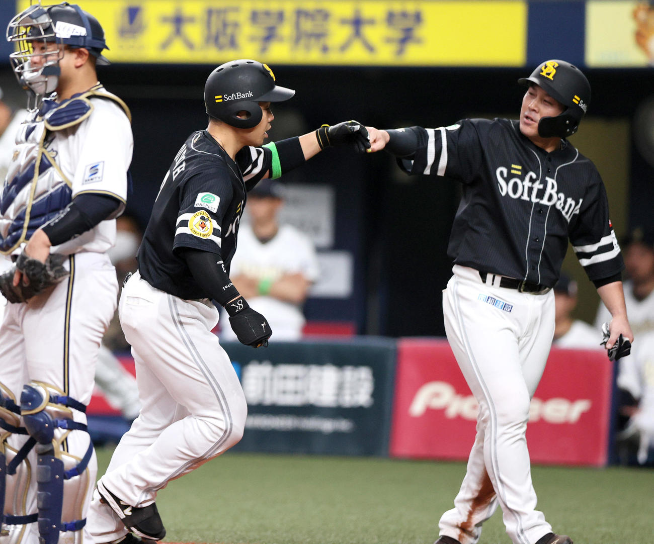 オリックス対ソフトバンク　6回表ソフトバンク1死二塁、近藤（中央）は右中間越え2点本塁打を放ち甲斐（右）とタッチを交わす（撮影・上山淳一）