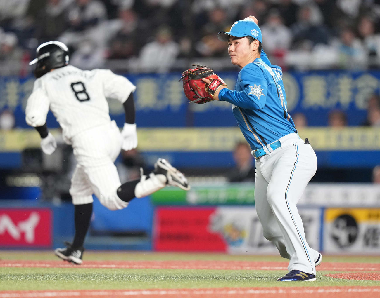 ロッテ対日本ハム　3回裏ロッテ無死一、二塁、中村奨のバント球を一塁手清宮は三塁へ送球するもセーフとなる。結果は野選（撮影・鈴木みどり）