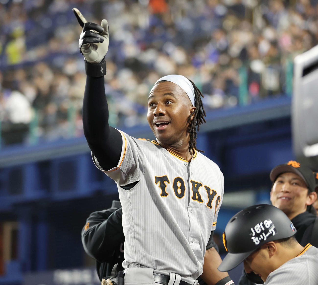 DeNA対巨人　3回表巨人1死、中越えソロ本塁打を放ち、スタンドのファンを指すブリンソン（撮影・宮地輝）