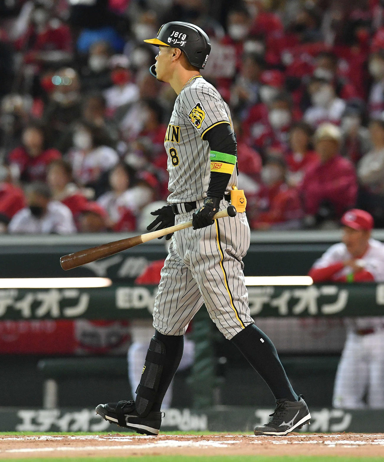 広島対阪神　7回表阪神2死一塁、四球で出塁する佐藤輝（撮影・岩下翔太）