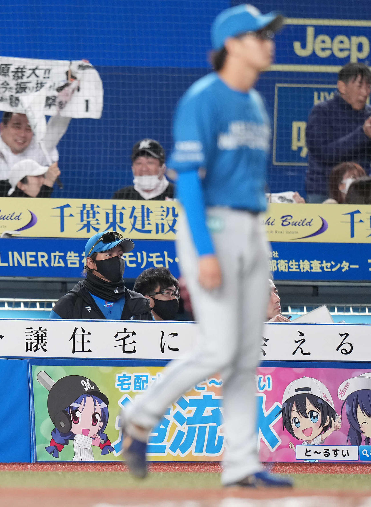 ロッテ対日本ハム　6回裏ロッテ1死二塁、打者角中の時、鈴木（手前）のけん制悪送球で二塁走者藤原の生還を許し、ぼうぜんとする新庄監督（左）（撮影・鈴木みどり）