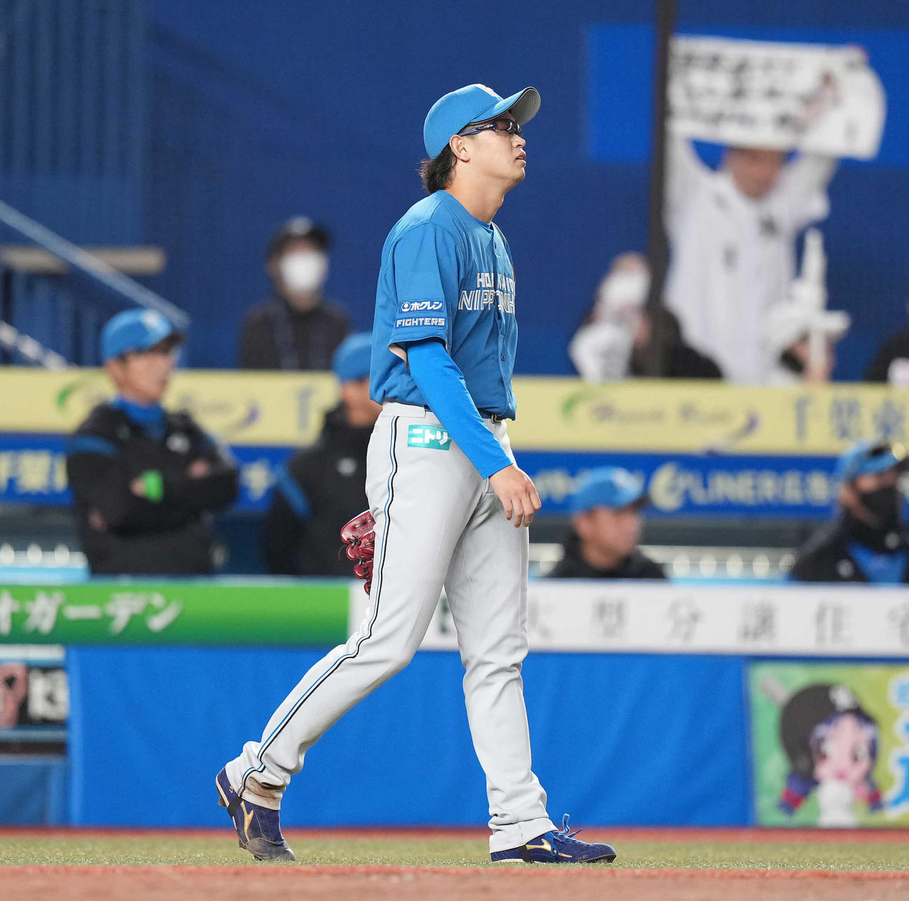 ロッテ対日本ハム　6回裏ロッテ1死二塁、打者角中の時、けん制悪送球で二塁走者藤原の生還を許し失点した鈴木はぼうぜんとする（撮影・鈴木みどり）