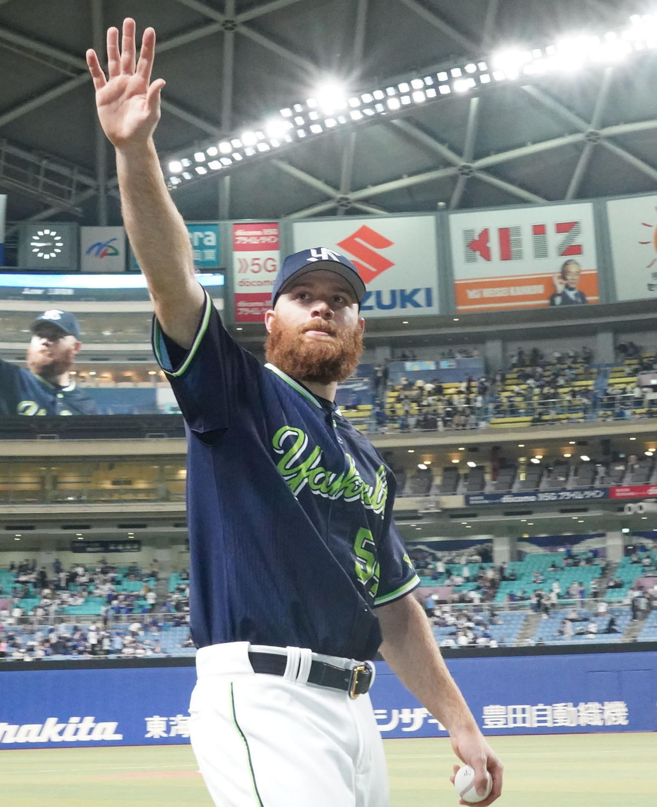 中日対ヤクルト戦　試合後のヒーローインタビューを終え観客に手を振るサイスニード（撮影・森本幸一）