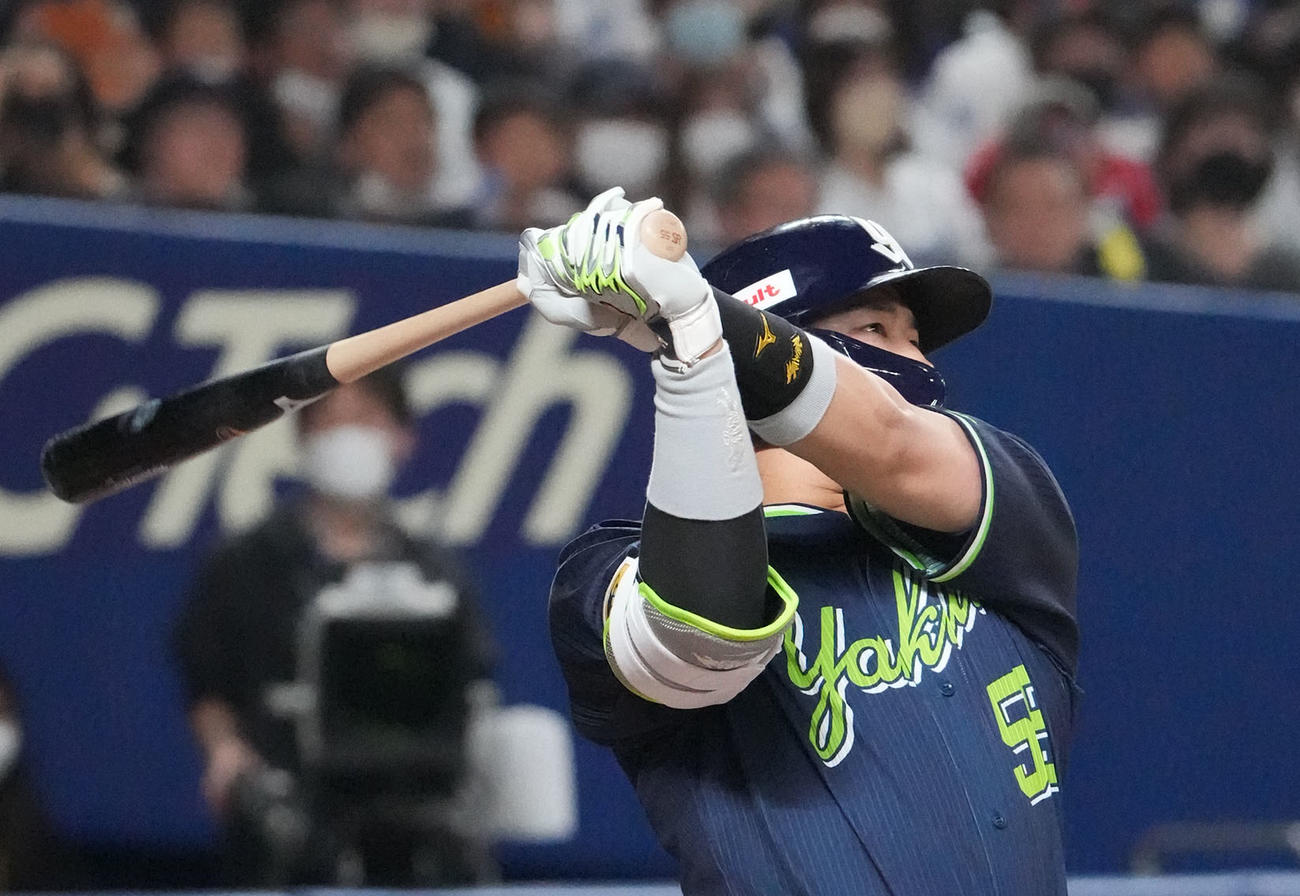 中日対ヤクルト戦　6回表ヤクルト2死一、二塁、右適時二塁打を放つ村上（撮影・森本幸一）