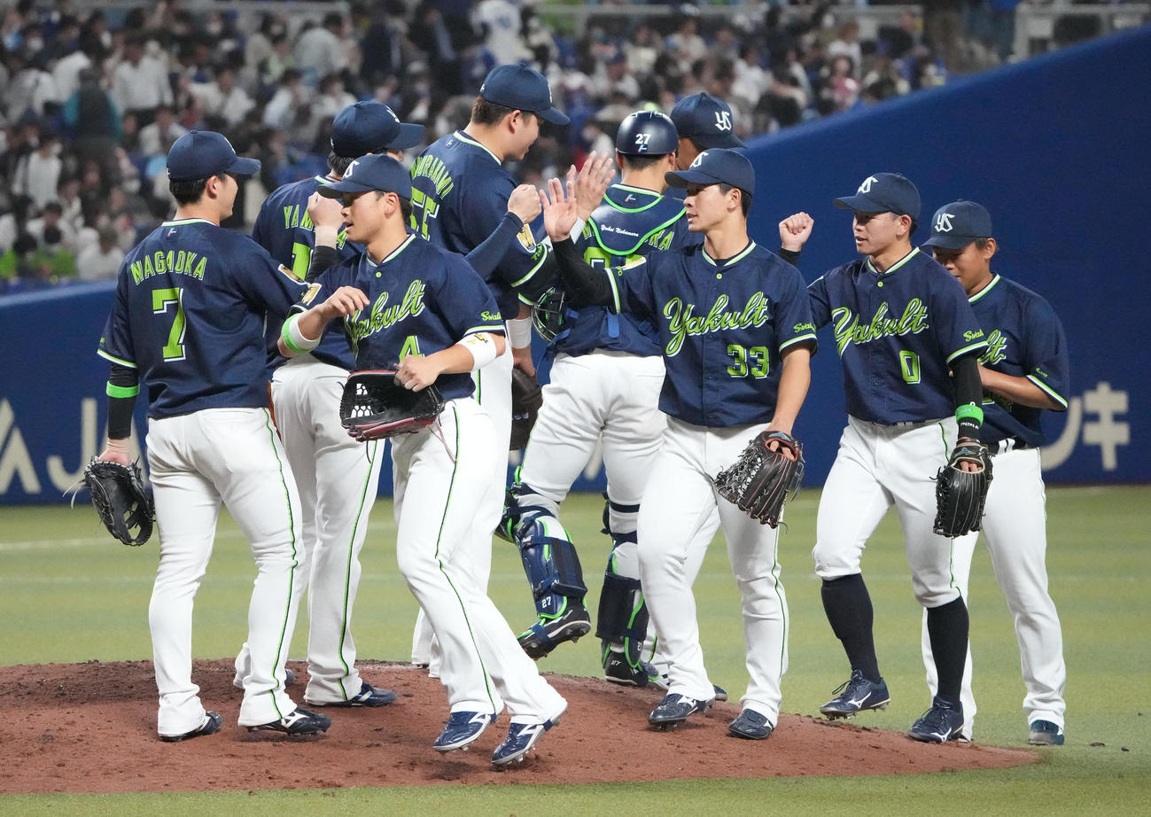 中日対ヤクルト戦　試合終了、中日に勝利し開幕4連勝、タッチを交わすヤクルトナイン（撮影・森本幸一）