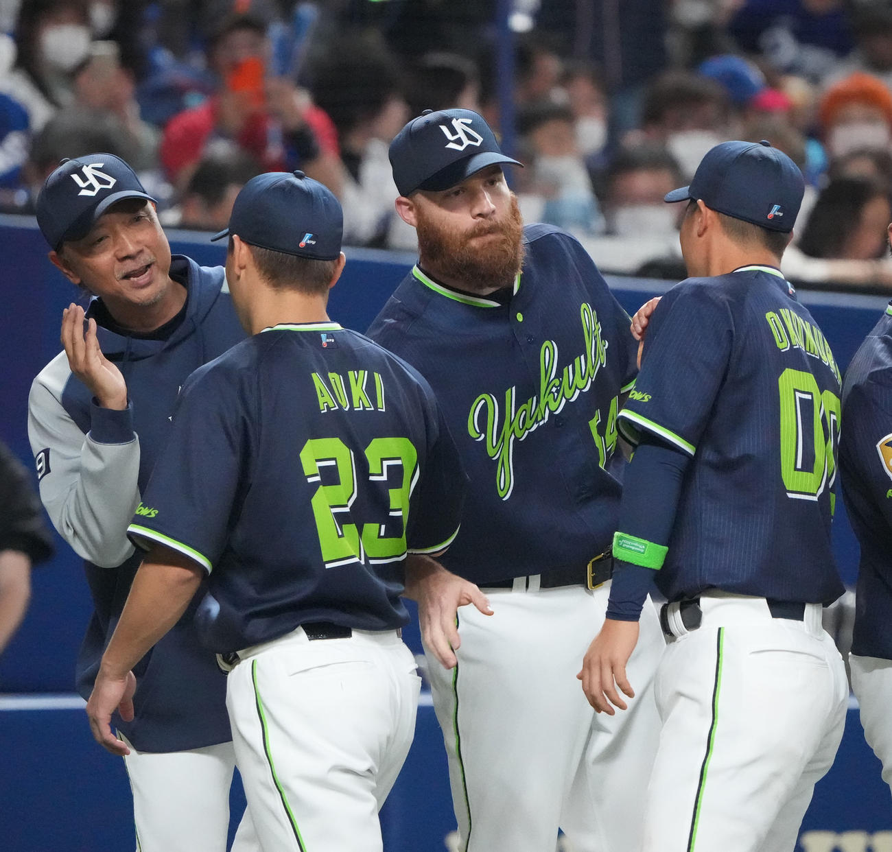 中日対ヤクルト戦　試合終了、ナインを迎えるサイスニード（中央）（撮影・森本幸一）