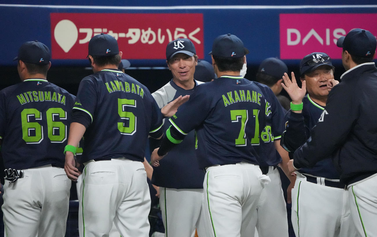 中日対ヤクルト戦　試合終了、ナインを迎える高津監督（中央）（撮影・森本幸一）