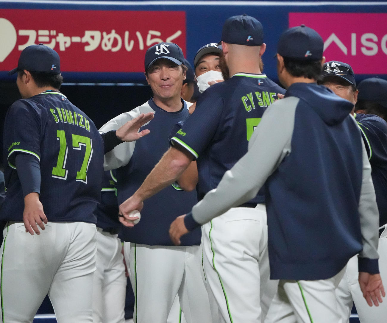 中日対ヤクルト戦　試合終了、ナインを迎える高津監督（中央）（撮影・森本幸一）
