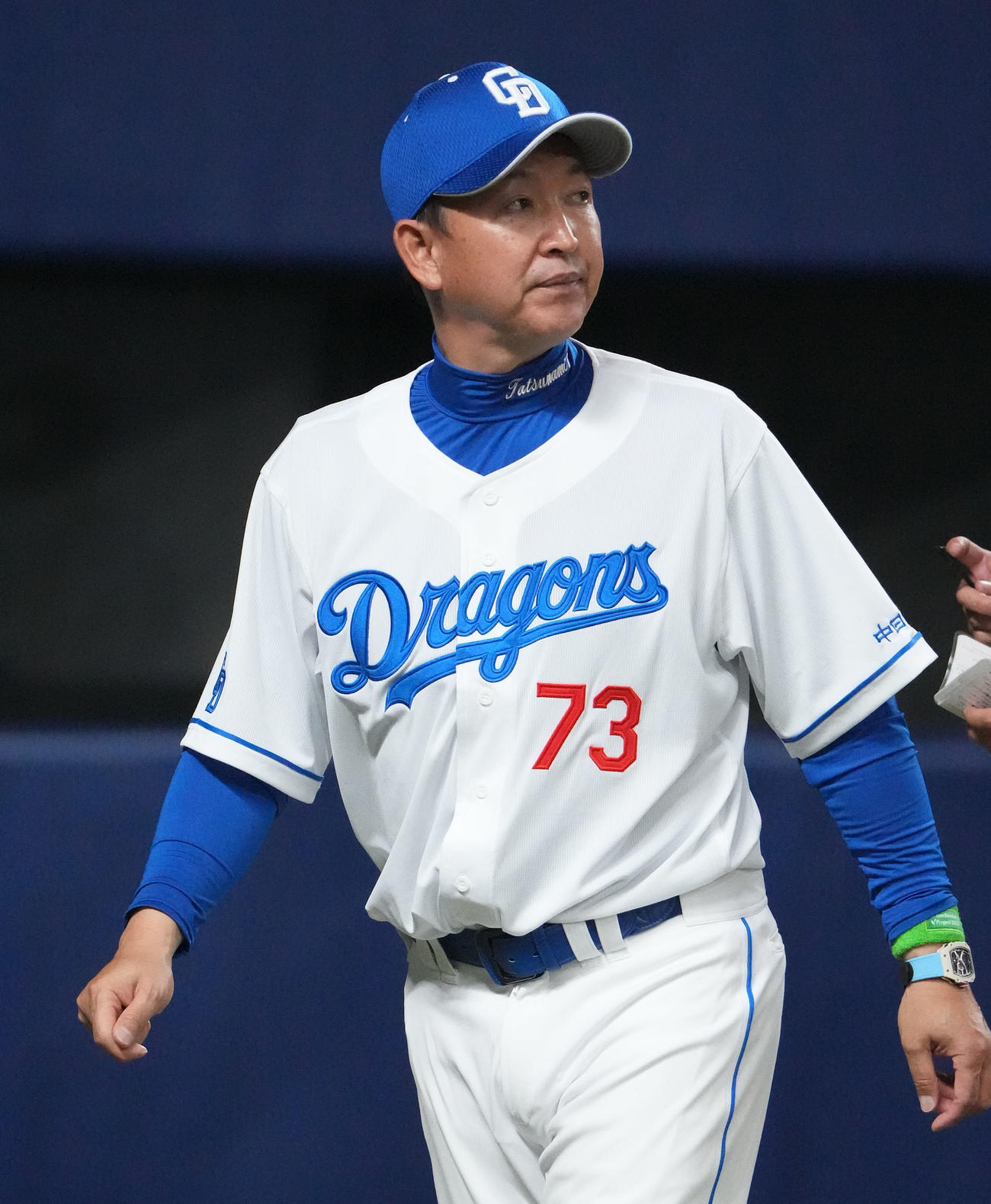 中日対ヤクルト戦　7回終了、選手交代を告げる立浪監督（撮影・森本幸一）