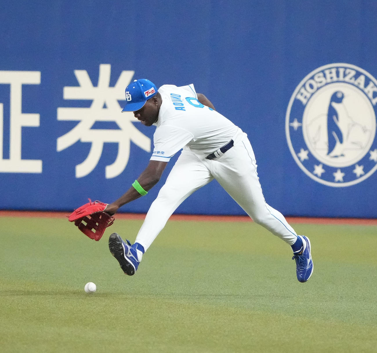 中日対ヤクルト戦　6回表ヤクルト無死、サイスニードの打球を落球するアキーノ（撮影・森本幸一）