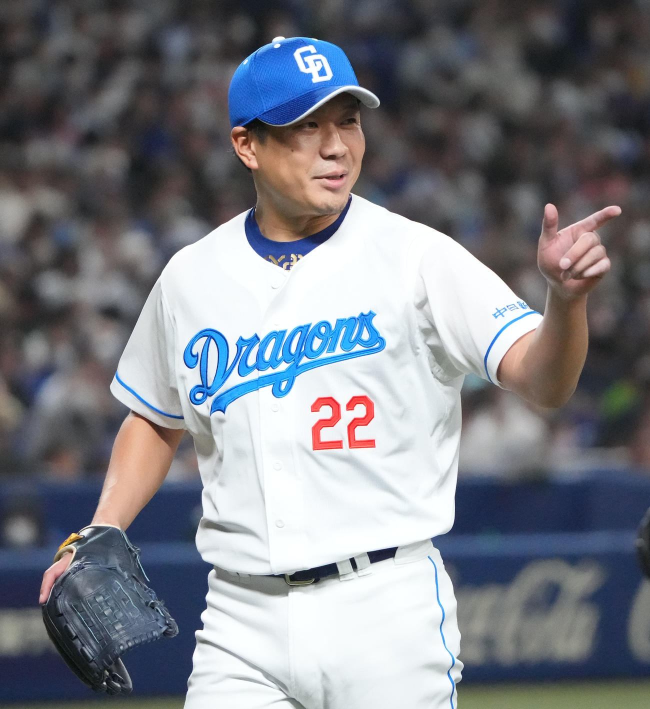 中日対ヤクルト戦　1回表ヤクルト攻撃終了、野手に声をかけベンチへ戻る大野雄（撮影・森本幸一）