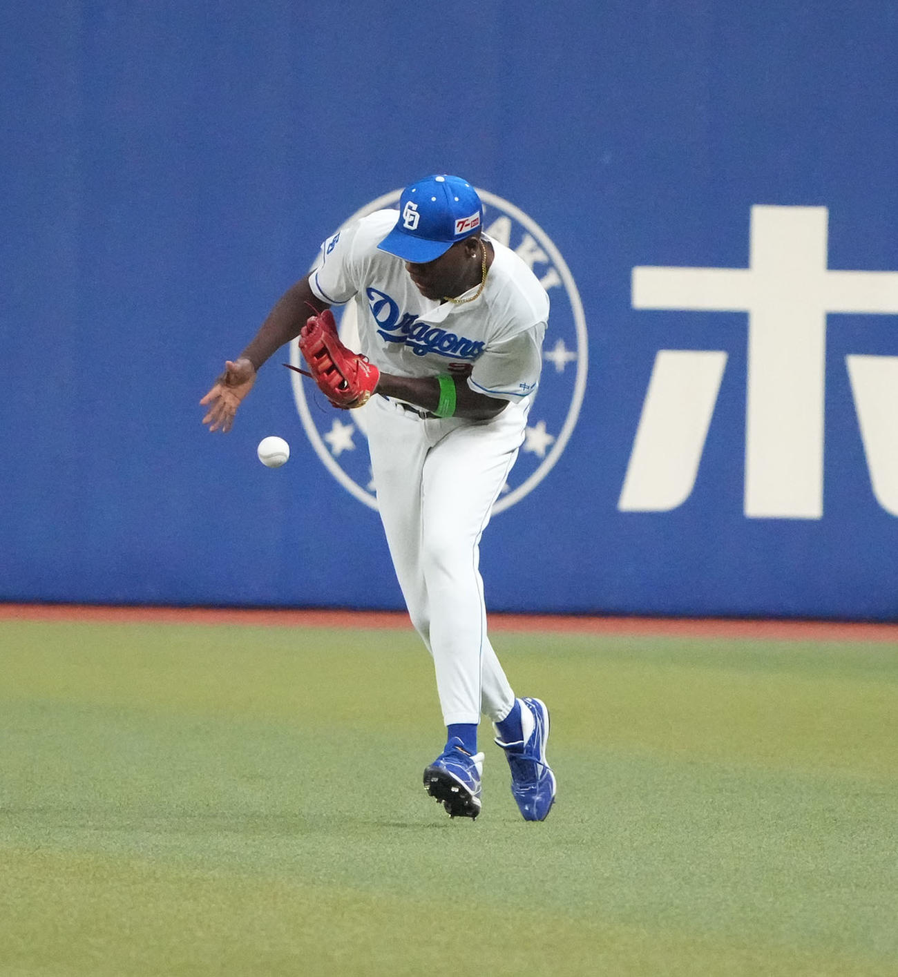 中日対ヤクルト戦　6回表ヤクルト無死、サイスニードの打球を落球するアキーノ（撮影・森本幸一）