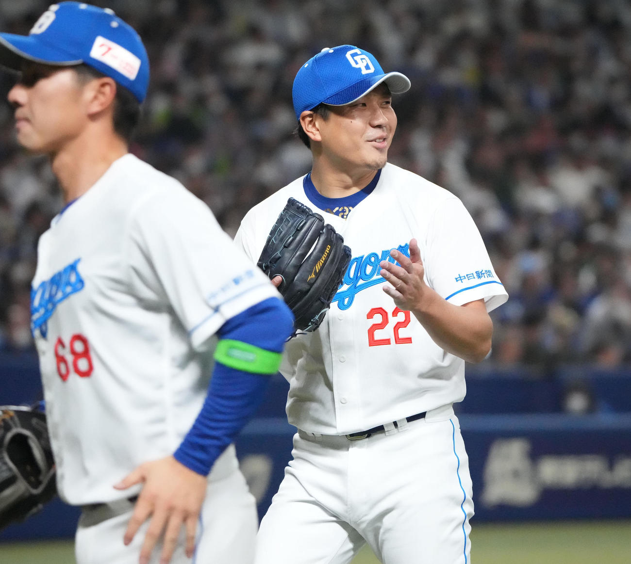 中日対ヤクルト戦　1回表ヤクルト攻撃終了、野手に声をかけベンチへ戻る大野雄（撮影・森本幸一）