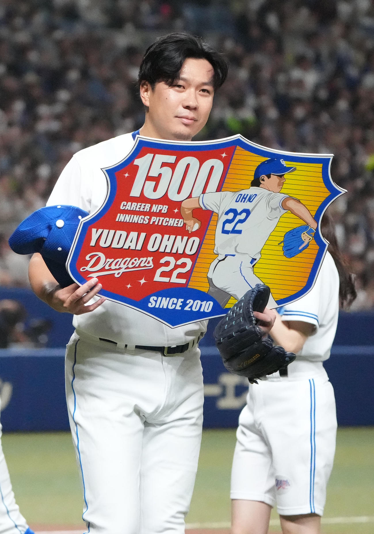 中日対ヤクルト戦　2回表ヤクルト攻撃終了、1500投球回を達成し記念ボードを手にファンの声援に応える大野雄（撮影・森本幸一）