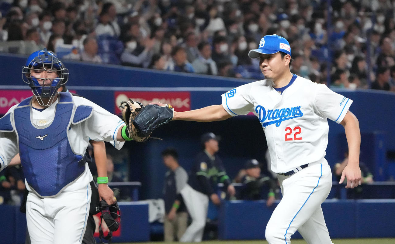 中日対ヤクルト戦　5回表ヤクルト攻撃終了、木下とタッチを交わしベンチへ戻る大野雄（右）（撮影・森本幸一）