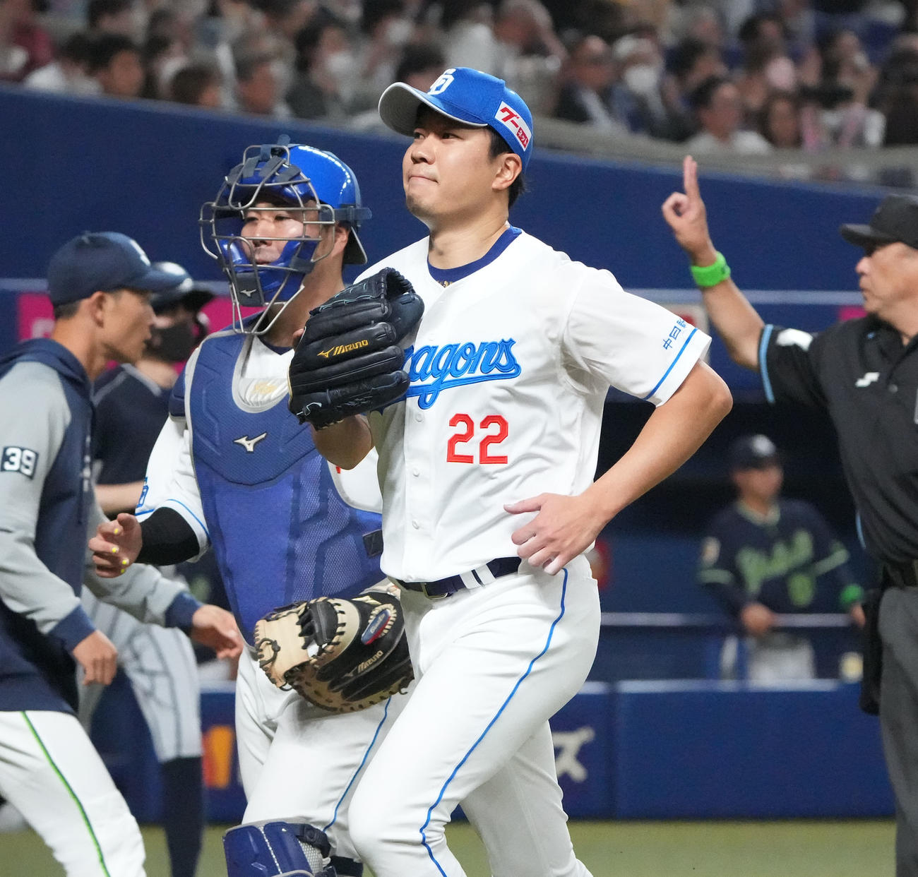 中日対ヤクルト戦　5回表ヤクルト攻撃終了、木下とタッチを交わしベンチへ走る大野雄（右）（撮影・森本幸一）