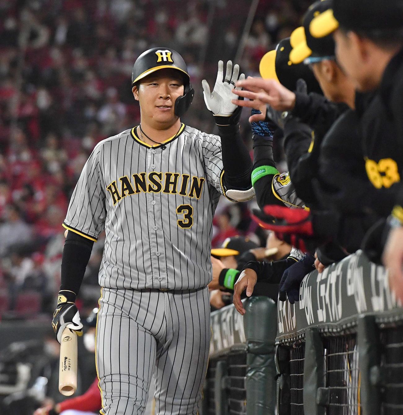 広島対阪神　5回表阪神無死一、三塁、左犠飛を放ち、ナインとタッチを交わす大山（撮影・岩下翔太）